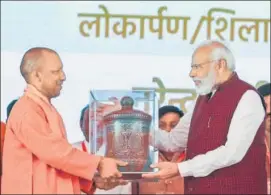  ?? ANI ?? PM Narendra Modi being felicitate­d by UP CM Yogi Adityanath in Azamgarh on Sunday.