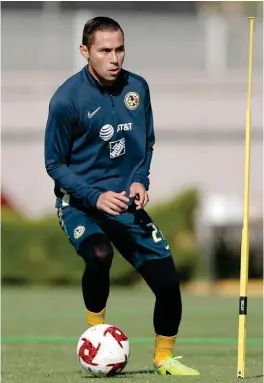  ??  ?? ATENCIÓN. Paul Aguilar, en un ejercicio con balón en una práctica con América.