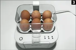 ??  ?? 3 (3) der Emerio, Eierkocher Unser verkündet Testsieger, von den jeweiligen Garpunkt der Eier sogar mit smarter Stimme
Weich, mittel oder hart (4) – je nach eigenem Wunsch, sodass das Frühstück bestens gelingen kann