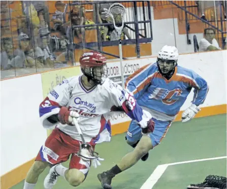  ?? PHOTO BY SIX NATIONS CHIEFS ?? Peterborou­gh Lakers' Bryce Sweeting gets away from Austin Staats, of the Six Nations Chiefs, during Game 4 of the Major Series Lscrosse final on Sunday in Ohsweken.