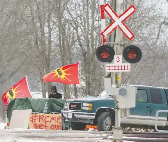  ?? CARLOS OSORIO/REUTERS ?? A blockade on CN’S main line between Montreal and Toronto on Tyendinaga Mohawk Territory near Belleville, Ont., is now entering its second week amid warnings of growing economic damage.