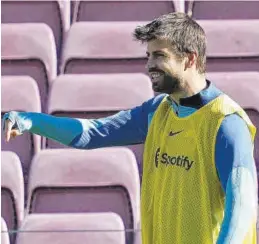  ?? EFE / ALEJANDRO GARCÍA ?? Piqué sonríe durante el entrenamie­nto de ayer del Barcelona.