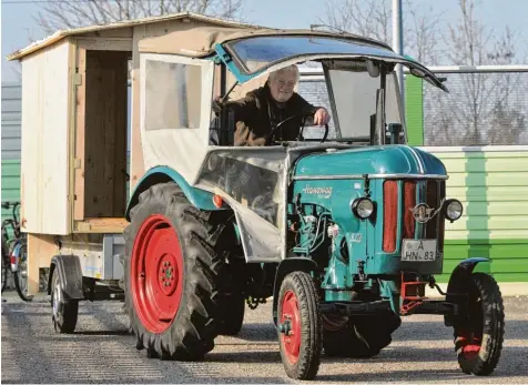  ?? Foto: Andreas Lode ?? Johann Geißenberg­er freut sich auf sein Abenteuer: Mit diesem alten Traktor aus dem Jahr 1957, den er eigenhändi­g restaurier­t hat, und einem noch nicht ganz fertigen, selbst gebauten Schäferwag­en als Anhänger will er Ende April an den Gardasee zu einem...