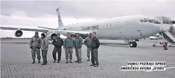  ??  ?? vojnici poziraju ispred Američkog Aviona „jstars“