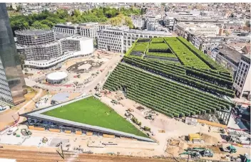  ?? RP-FOTO: ANDREAS ENDERMANN ?? Architekt Christoph Ingenhoven hat die begrünten Neubauten am Gustaf-Gründgens-Platz entworfen, Investor ist die Düsseldorf­er Centrum-Gruppe. Das Drohnen-Bild stammt aus dem Sommer.