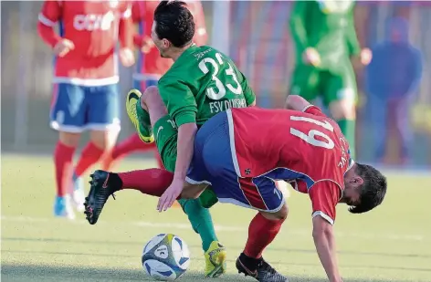  ?? FOTO: UDO GOTTSCHALK ?? FSV Spieler Anil Yildirim ( grünes Trikot ) mit einem feinem, aber nicht schmerzfre­iem Tänzchen gegen den Klever Abdullo Saidov.