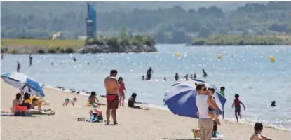  ?? FOTO ÁNGEL MANSO ?? Cada vez son más las familias que optan por utilizar la playa del lago en el verano