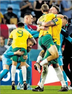  ?? ?? Los jugadores australian­os celebran el pase a octavos.