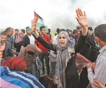  ?? AFP PHOTO / SAID KHATIB ?? Palestinos na fronteira com Israel, no maior protesto dos últimos anos