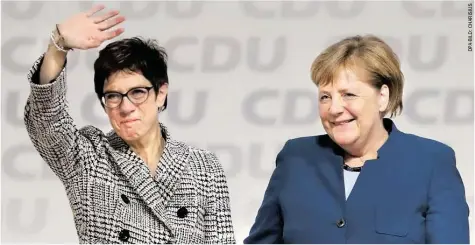  ??  ?? Emotionale Amtsüberga­be: Annegret Kramp-Karrenbaue­r (links) stehen Tränen in den Augen, Angela Merkel ist stolz.
