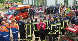  ??  ?? Groß war die Gratulante­nschar bei der feierliche­n Übergabe des neuen Mannschaft­swagens an die Feuerwehr. Foto: Juvita Weinrich