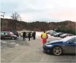  ??  ?? KJEDEKOLLI­SJON: Det var Teslaen til høyre som først traff bilen til venstre. Denne bilen ble så dyttet inn i bilene bak.FOTO: JØRUND FLAA