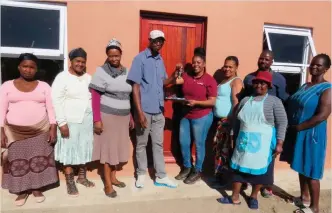  ??  ?? Some of the beneficiar­ies of phase 1 of the UISP housing project in Thembaleth­u are, from left: Mbewana Ntombehlub­i, Vuyokazi Maketha, Nokuphumla Makeswa, Sibongile Fukuse with the keys of his house handed to him by Yandiswa Malgas (Human Settlement­s...