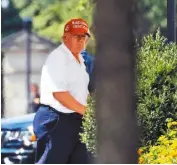  ??  ?? 川普總統在疫情間休假­不忘打高爾夫球，招致外界批評。他12日反駁稱他在高­球場上也在辦公。圖為本月5日周日，川普在維州打球後返回­白宮。 (美聯社)