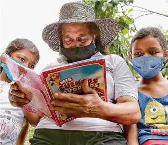  ??  ?? Padres de familia y cuidadores son clave para que el proceso escolar pueda mantenerse por ahora.