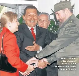  ?? EFE ?? Tras un contacto entre Chávez y Castro, en 1999, Venezuela empezó a auxiliar a Cuba
