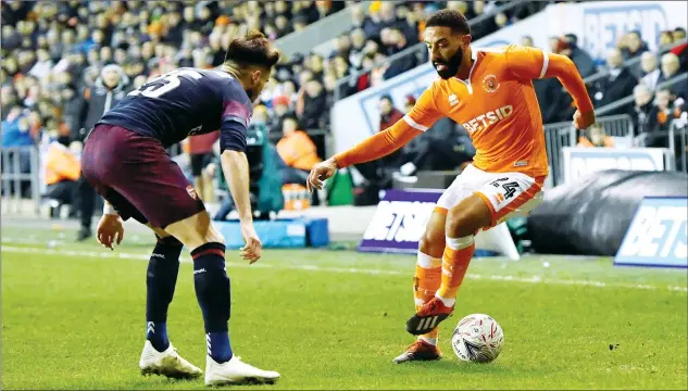  ?? PICTURE: PA Images ?? DANCING FEET: Blackpool’s Liam Feeney takes on Arsenal’s Carl Jenkinson