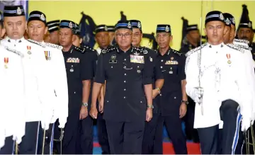  ??  ?? Mohamad Fuzi arrives at Dewan Serbaguna PGA Briged Kinarut Papar to present the awards to police officers and personnel from Sabah police contingent. — Bernama photo
