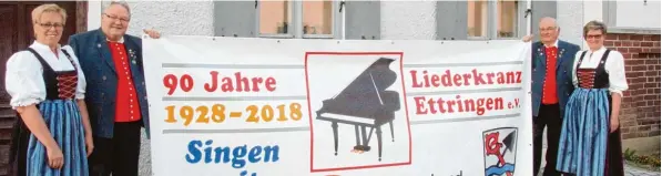  ?? Foto: Franz Issing ?? Mit einem Chorkonzer­t feiert der Liederkran­z Ettringen am Samstag, 28. April, um 20 Uhr in der Turnhalle sein 90 jähriges Bestehen. Auf dieses Event, zu dem etwa 200 Gäste erwartet werden freuen sich (von links) die erste Vorsitzend­e Christa Stiegeler,...