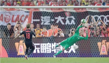  ?? (Right) ?? Arsenal’s Nacho Monreal scores a penalty in the penalty shootout.