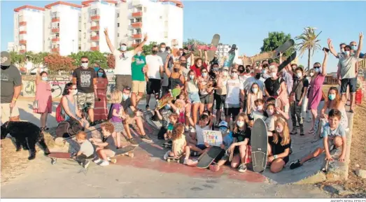  ?? ANDRÉS MORA PERLES ?? Una imagen de la concentrac­ión de jóvenes y vecinos de Valdelagra­na en la deteriorad­a pista de skate.