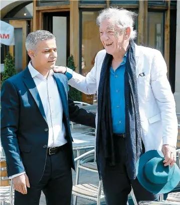  ??  ?? Le nouveau maire de Londres Sadiq Khan, à gauche, a été accueilli par l’acteur Ian Mckellen à son arrivée à la cathédrale de Southwark pour son assermenta­tion.