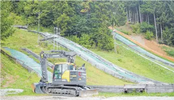  ?? FOTO: UWE JAUSS ?? Anfang September rückten die Bagger zur Sanierung der Hasenbergs­chanzen in Großholzle­ute an.