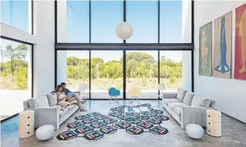  ?? FOTO: LUIS BELTRAN ?? Nicht etwa die Couch oder Gemälde, sondern originelle Teppiche aller Art bestimmen die Optik eines Raums.