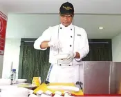  ?? HANUNG HAMBARA/JAWA POS ?? TARIK MINAT: Executive Chef the Alana Hotel Susanto memperagak­an live cooking Long Boat Taste of Love kemarin (7/2).