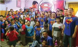  ?? SEPTINDA AYU PRAMITASAR­I/ JAWA POS ?? SALING BERBAGI : Anggota komunitas Superman Fans of Indonesia bersama dengan anak yatim piatu Yayasan Bukti Kasih kemarin. Mereka melakukan bakti sosial dan doa bersama untuk para korban ledakan bom gereja di Surabaya kemarin.