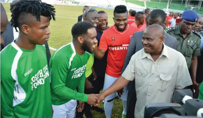  ??  ?? Governor Wike exchanging pleasantri­es with Jayjay Okocha