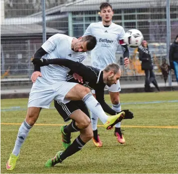  ?? Foto: Roland Geier ?? Nichts zu holen: Der SV Karlshuld mit Abwehrchef Paul Waldemar (schwarzes Trikot) verlor beim TSV Gaimershei­m chancenlos mit 0:4.