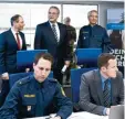  ?? Foto: Hoppe, dpa ?? Der bayerische Innenminis­ter Joachim Herrmann (hinten Mitte) verfolgt im La gezentrum die Anti Terror Übung von Polizei und Bundeswehr.