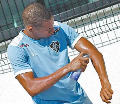  ??  ?? O atacante Wellington Silva usa um spray antes do início do treinament­o no CT da Barra da Tijuca