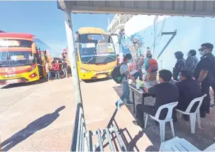  ??  ?? HANTAR BALIK: PTI warga Filipina menaiki feri di Pelabuhan Sandakan untuk proses Program Penghantar­an Pulang PTI ke negara asal.