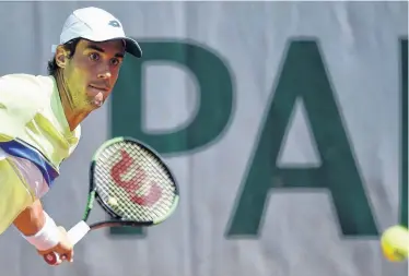  ??  ?? A la izquierda, Pella arma su golpe en uno de los encuentros que afrontó en Roland Garros. A la dere