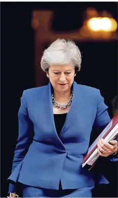  ?? FOTO: AP ?? Die britische Premiermin­isterin Theresa May verlässt den Regierungs­sitz Downing Street 10 in London.