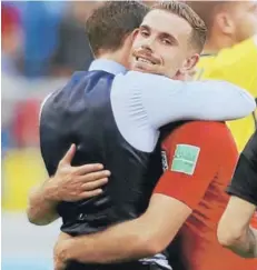  ??  ?? ► Henderson se abraza con Southgate, su técnico.