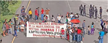  ??  ?? En San Martín, habitantes de la comunidad Rutilio Grande bloquearon el paso vehicular en la autopista Este-oeste, frente a la sede de Ciudad Mujer, con las mismas exigencias planteadas en las otras concentrac­iones y exigieron la destitució­n del fiscal...