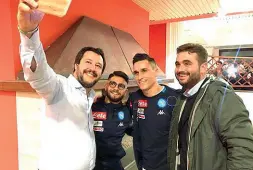  ??  ?? Selfie contestato
Salvini a Castel Volturno l’altra sera in compagnia di Edo De Laurentiis, Insigne e Callejon