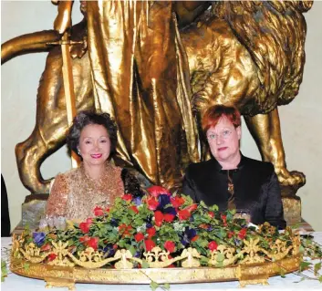  ?? PHOTO D’ARCHIVES, AFP ?? L’ancienne gouverneur­e générale Adrienne Clarkson (à gauche) en compagnie de l’ex-présidente finlandais­e, Tarja Halonen, en 2003, à Helsinki, en Finlande.