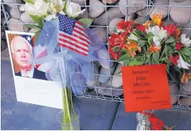  ?? ROSS D. FRANKLIN/ASSOCIATED PRESS ?? A makeshift memorial graces the office of Arizona Republican Sen. John McCain in Phoenix on Sunday. McCain died at the age of 81 on Saturday.