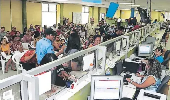  ??  ?? TRÁMITE. Decenas de sampedrano­s haciendo fila para solicitar el RTN en la oficina de la DEI.