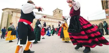  ?? MIRIAM CHACÓN/ICAL ?? Bailes folclórico­s junto a la Plaza Mayor de Villalar de los Comuneros