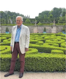  ??  ?? Moderner Schlossher­r: Der Pariser Unternehme­r Didier Wirth hat den Terrasseng­arten des Château von Brécy wieder aufleben lassen.