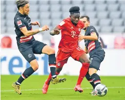  ??  ?? HABILIDOSO. Alphonso Davies, del Bayern, anotó un gol, una pesadilla para la defensa del Fortuna.