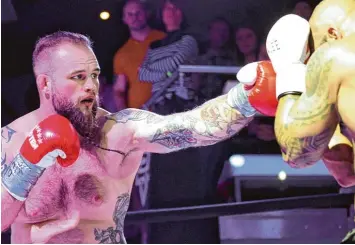  ?? Foto: Christian Kolbert ?? Ruben Wolf liebt den Kampfsport. Am 12. Mai wird der 31 Jährige, der derzeit in Wien lebt, auch im Augsburger Curt Frenzel Stadion boxen. Eisstadien waren früher seine zweite Heimat.