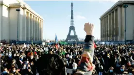  ??  ?? Manifestac­ión en la plaza del Trocadero de París contra la nueva ley de seguridad en Francia el pasado fin de semana (21.11.2020)