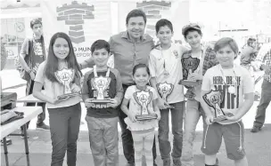  ?? CORTESÍA ?? Moisés Arce, titular del Instituto Municipal del Deporte, premio a los ganadores. Carlos Marín, campeón en Categoría Abierta. /