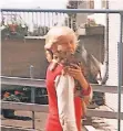  ?? FOTO: PRIVAT ?? Markus Diegmann als Kind mit einer Katze auf der Schulter.
